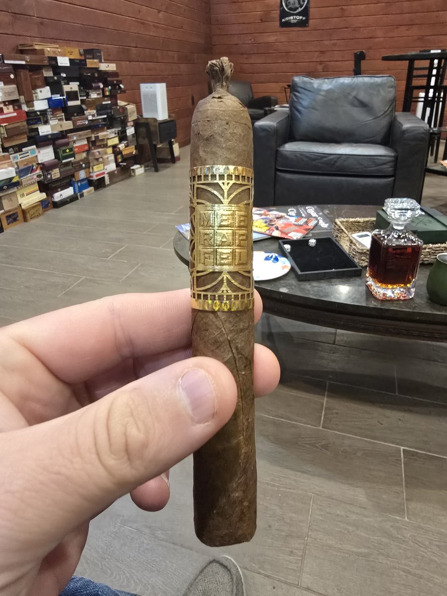 CigarCab1729's tweet photo. Monday Night Football and a fine cigar.
#Cigar #Cigars https://t.co/Nd2JvG9yU6