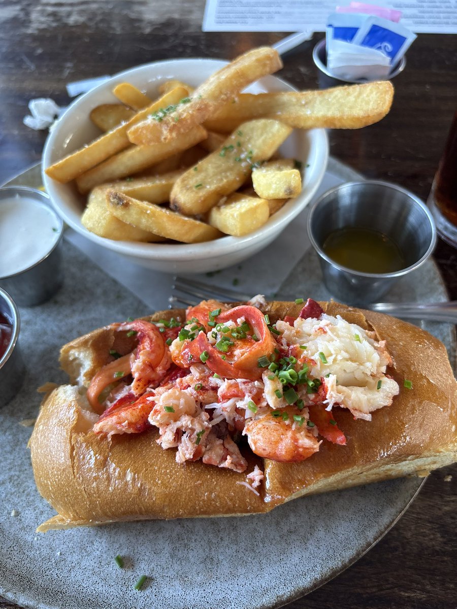 sgiarde's tweet photo. Thanks @ChefGruel for an amazing early dinner at @CalicoFishHouse tonight. Amazing lobster roll, friendly service and a great 80’s soundtrack while I made a booth my mobile office. 🦞 ❤️ 💻 https://t.co/ntizBeinUR