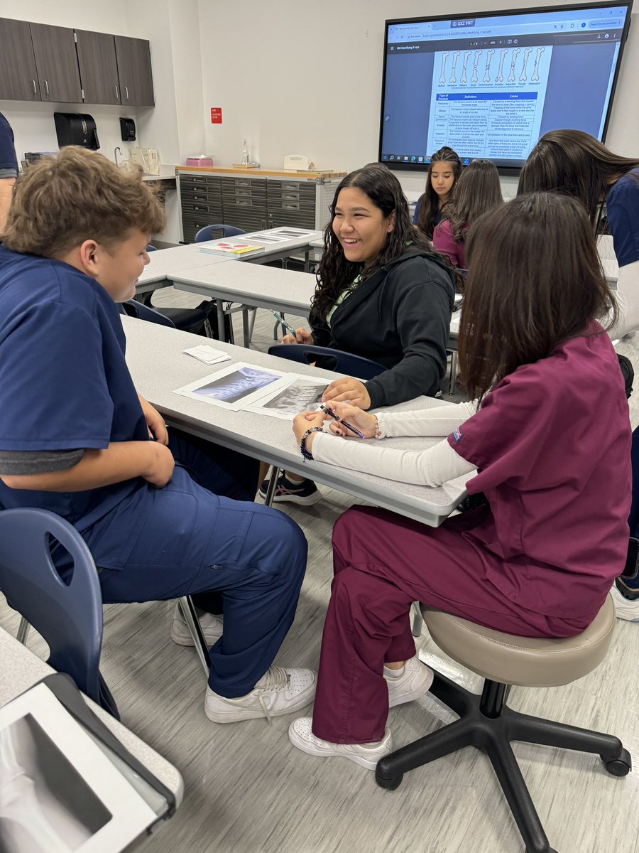 FArmendariz_SHS's tweet photo. 🦴🔍 Students in action! Today, they’re working with X-ray images to spot fractures and label the bones they see. It's amazing to see them step into the shoes of radiologists! 🌟 #FutureHealthPros #LearningJourney #medterm #bulldognation 🐾🩺🩻 https://t.co/xGvuu8SD87