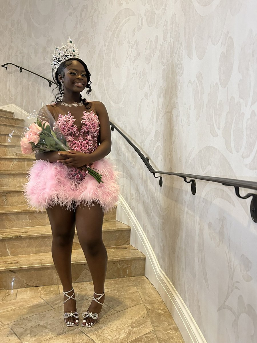 _naee9ine's tweet photo. don’t ever underestimate 😘😘
#senior25 #lasthomecoming https://t.co/CTTPilGwYP