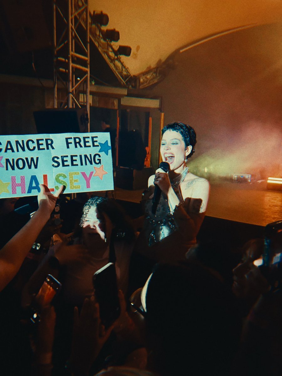dreamsandprose's tweet photo. i think this gotta be the new best halsey concert pic https://t.co/wfrwzmkRWK