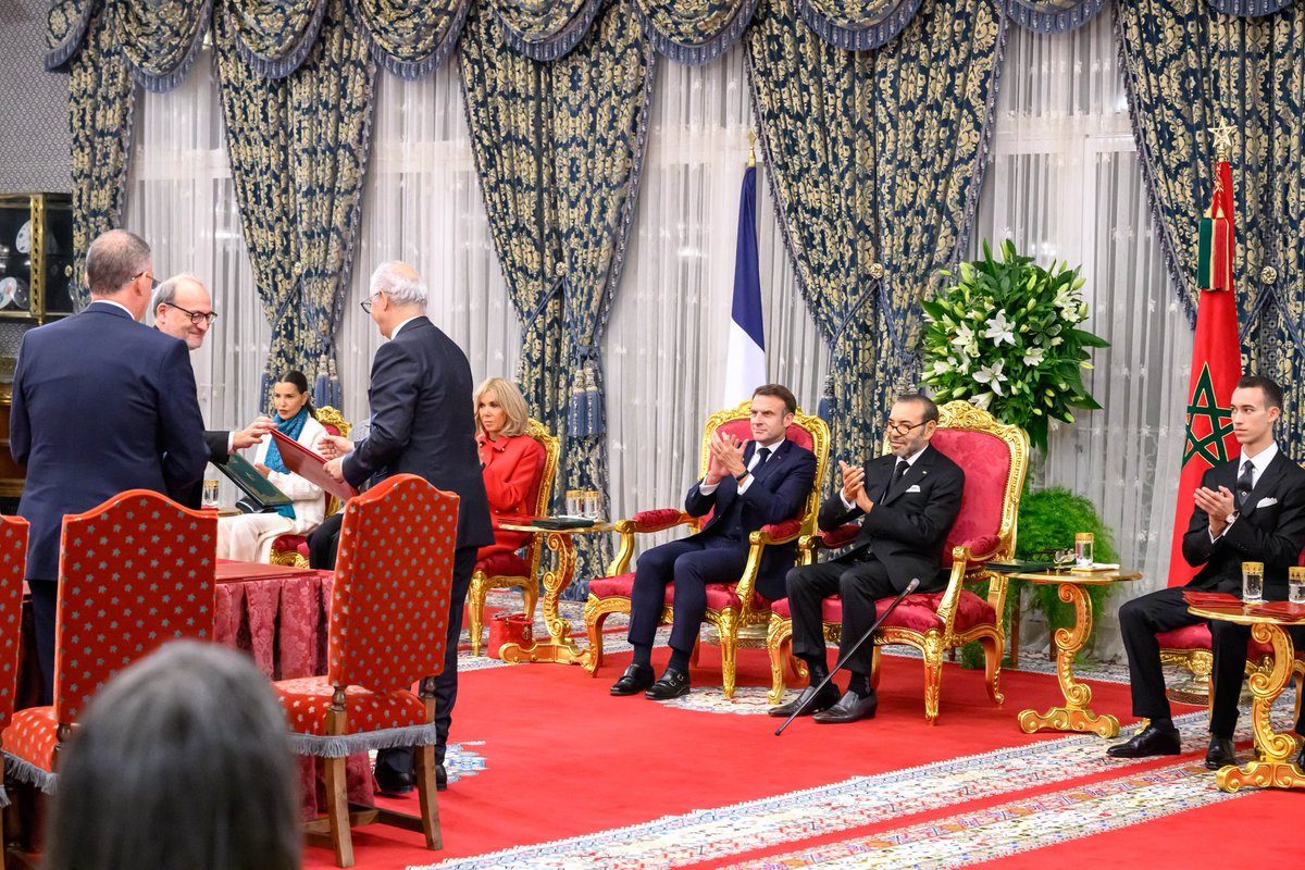 AmbaMarocFrance's tweet photo. cérémonie de signature de 22 accords entre le Royaume du #Maroc 🇲🇦 et la République #française 🇫🇷. Elle a été présidée par SM le Roi #MohammedVI, qui était accompagné de SAR le Prince Héritier Moulay El Hassan, de SAR le Prince Moulay Rachid et de LL.AA.RR les Princesses Lalla Khadija et Lalla Meryem, et le Président français, Son Excellence Monsieur @EmmanuelMacron, accompagné de son épouse Madame Brigitte Macron.