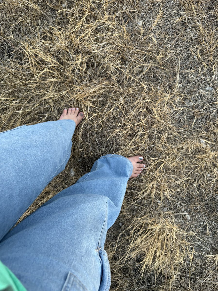 #feet 
#grass
#pies 
#dedos