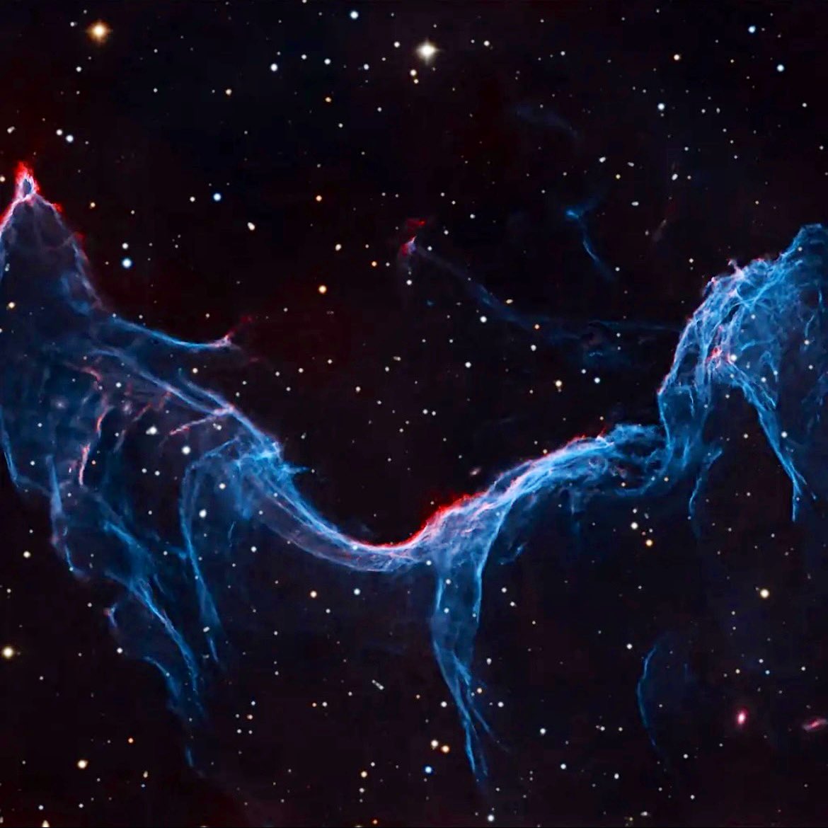 wendeeluvz's tweet image. 🤩 #MagicalMermaidMonday 🔱
The Mermaid Nebula Supernova Remnant 🧜🏼♀️ It lies only 978 ly away in the constellation #Centaurus 💫 We can clearly see the red of ionized hydrogen and blue of doubly-ionized oxygen (Olll) in this composite image. Discovered in 1974 ✨ #SpaceNerd🌌