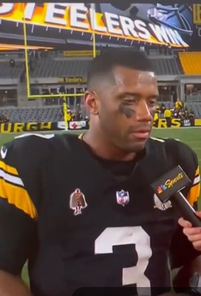 micbrew77's tweet photo. I just asked my husband why Russell Wilson wearing an Obi-Wan Kenobi patch on his jersey?!? #MNF
#steelers #throwbackJersey
#NFL https://t.co/8GAKQmlcFr