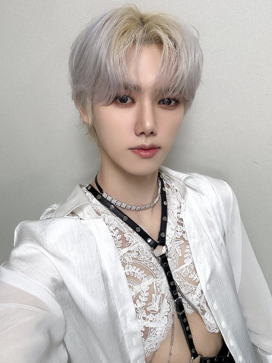 miwhee's tweet photo. Hello, I'm back again to have a chit-chat with you. Have you watch my performance of 'Paradise' yet? I'm very curious to know what you thought of my performance. I hope my performance left you in awe, and don't forget to check out Taeyoung's performance too. https://t.co/mzneFqBqr6