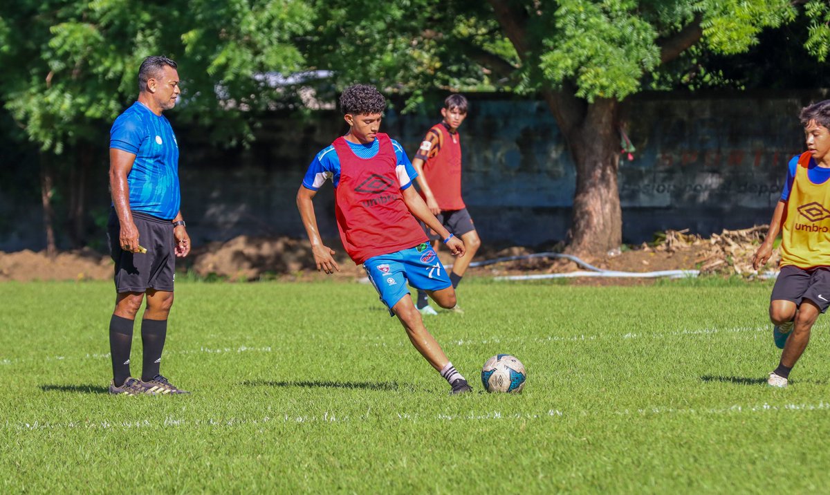 LaSelecta_SLV's tweet photo. 📝 | Selección Sub17
Visorias finalizadas ✅️
Fotogalería de la sesión vespertina en la zona oriental
#ElSalvador #Visorias #Sub17 https://t.co/1LEfROOYsA