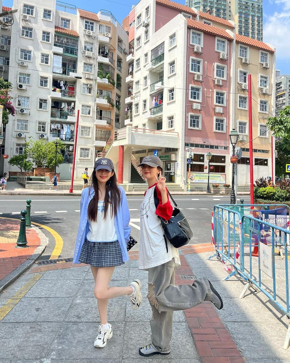 _Panot's tweet photo. สาววายจะสมองไหลกว่าเดิม ถ้าโฟกัสไปที่สีตึกข้างหลัง🫠 https://t.co/t7dvSWMVzY