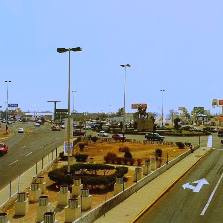 HistoriaDurango's tweet photo. Apreciamos el monumento a Francisco Villa cuando estaba en una glorieta frente a la central de autobuses. 📸 Jorge Luis Hernández https://t.co/TZ60sezuGy