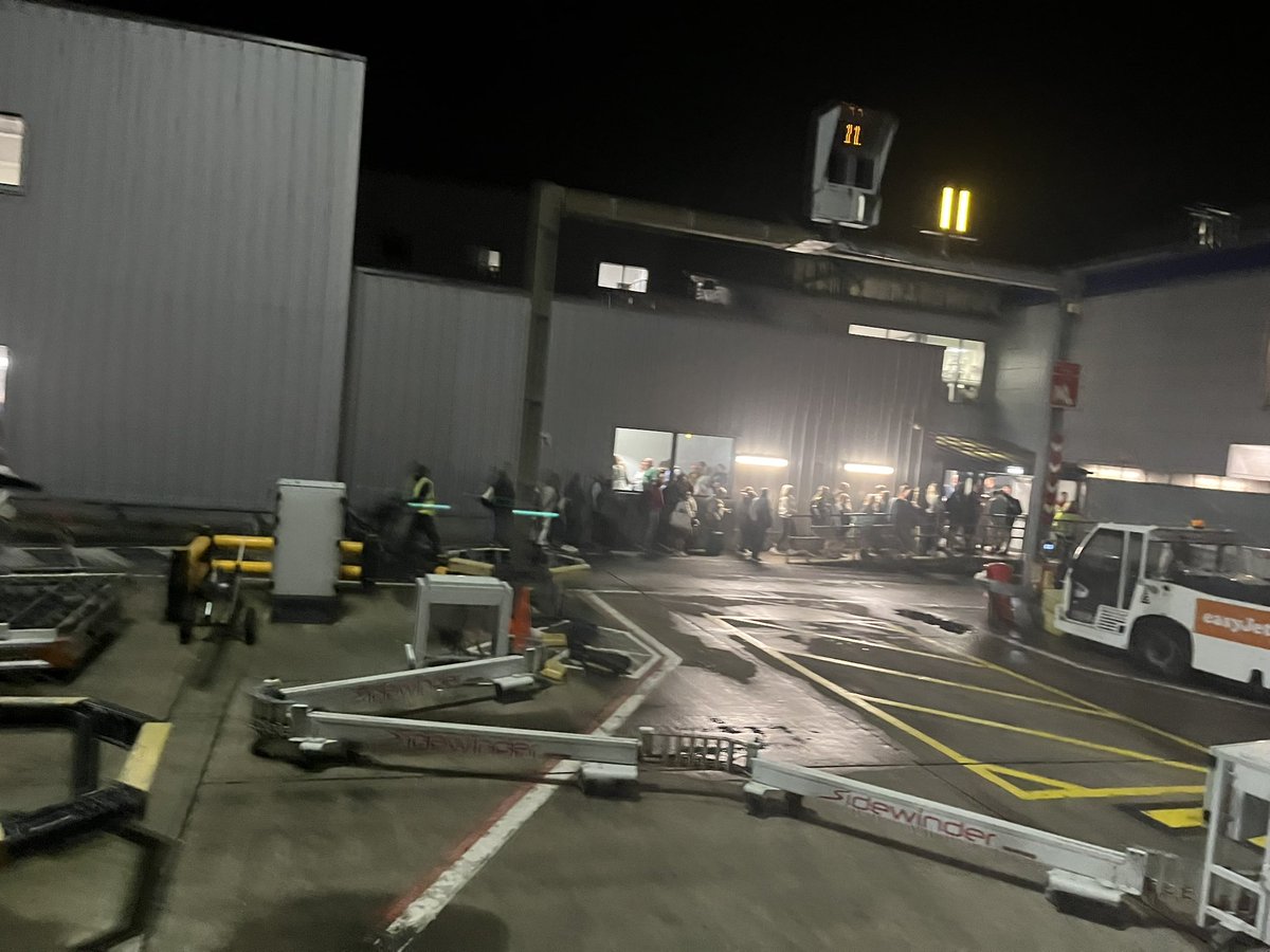 JeffXafinity1's tweet photo. @EDI_Airport - 12.26 AM.  Stuck outside terminal building with 000’s people, including kids and elderly people.  Massive queue to get in terminal.  Shocking experience for locals and tourists alike .  Luckily it is not raining.   

Embarrassing service. https://t.co/M6FfFO1n4i