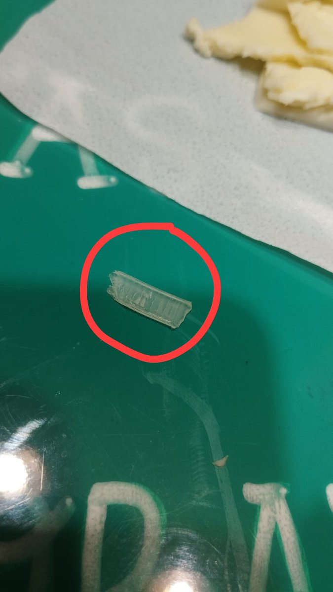 machechaves's tweet photo. Hoy casi me parto un diente con un queso #latti de @d1_tiendas, me salió un pedazo de plástico muy duro en una de las tajadas; ni pensar lo que puede salir en un bloque. Ya había visto una publicación de algo parecido y lo confirmé con dolor. @sicsuper https://t.co/3vR3575OsT