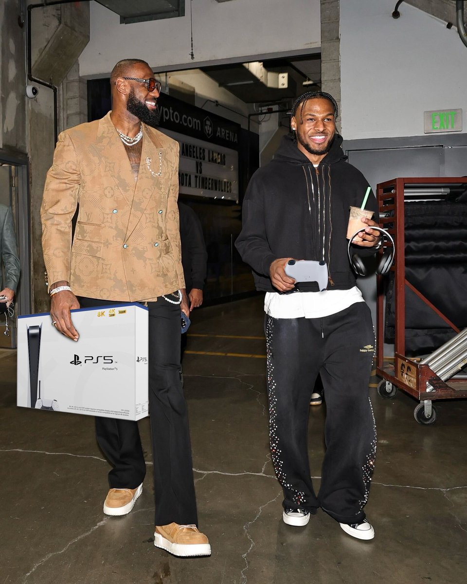 The Lakers granted Bronny James permission to play on his PS5 on the bench during tonight’s game. 🔥

(Via <a href="/WindhostESPN/">Brian Windhorst</a>)