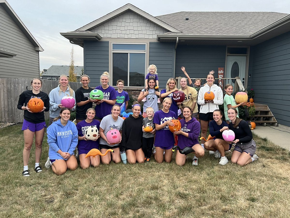 Pumpkin Painting with the Possail’s! Huge thanks to <a href="/Coach_Possail/">Taylor Possail</a> and family for hosting the team! 🎃🎨