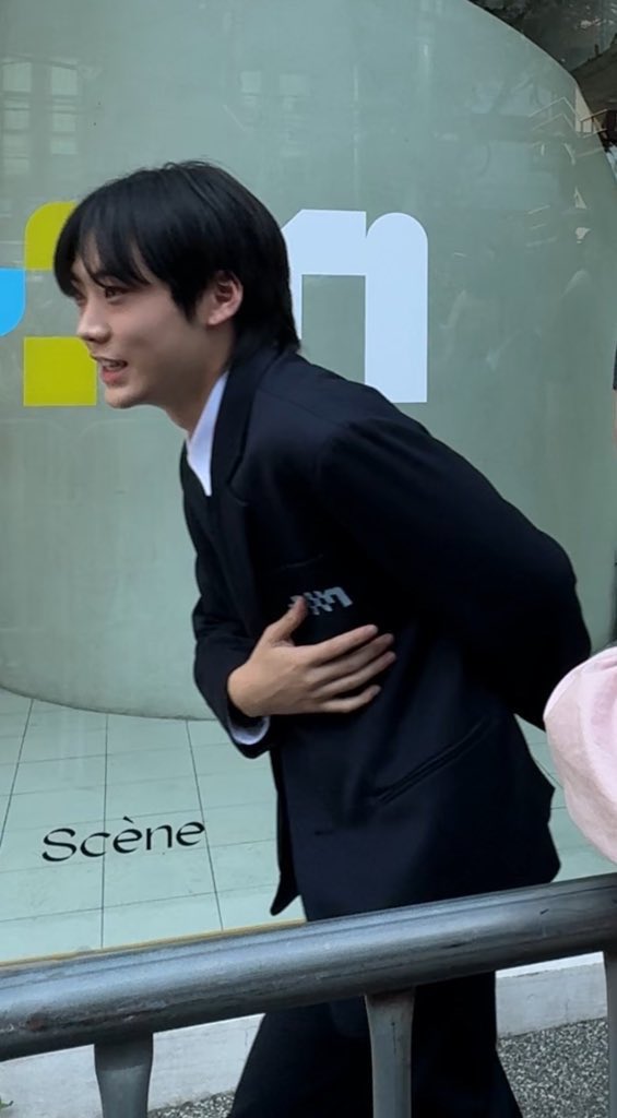 계속 감사하다고 하느라
하준이 자세가 구부정이야🥹🥹