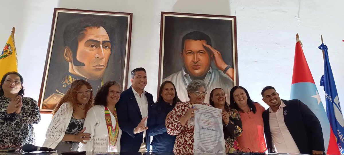 MisinRobinsonP2's tweet photo. Nuestra Jefa Lilian Oropeza recibe en nombre de todas y todos los Misioneros un reconocimiento al trabajo de nuestra Misión Robinson en la erradicación del Analfabetismo así como la atención a la Educación Primaria a nuestros Jóvenes, Adultas y Adultos.

¡Felicitaciones! https://t.co/yOxe3rCUPj