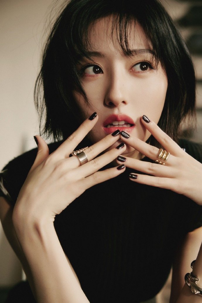 还记得裸聊的胡连馨吗？这小黑丝腿还是有点东西的。