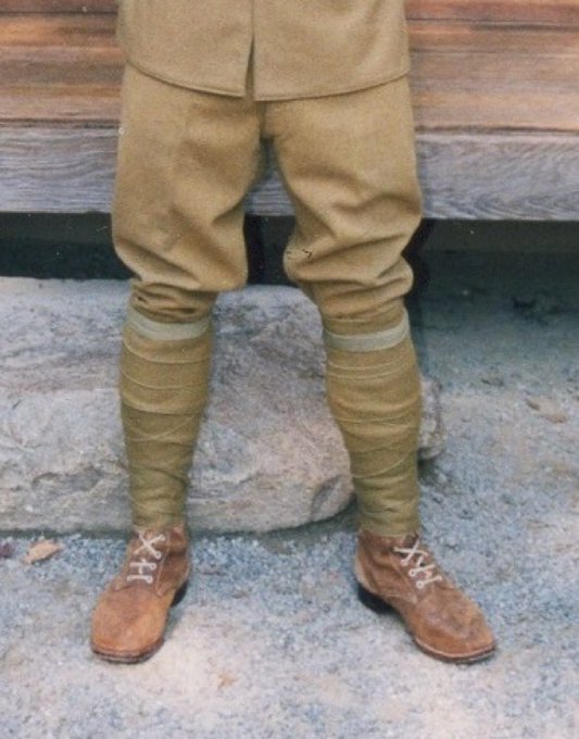 軍服の上衣は将校はパッツンパッツンに仕立て、兵隊は脇を折ってできるだけシワにならないよう着る。一方短袴は走りやすいよう膝部分を少し持ち上げてから脚絆を巻き余裕を作る。当時の写真を見ても膝上がシワになってたり。ドイツ軍ブーツや米軍レギンスもそうなってる。脚半をやめた昨今も同様に余裕 