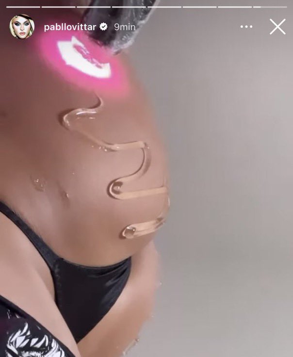 Fofa a pabllo divulgando a nova música da Anitta com The weeknd elas sempre se apoiando ❤️
