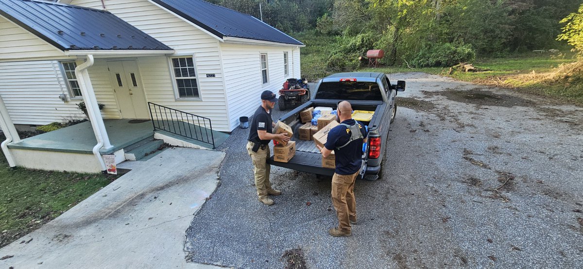 CSX (@csx) on Twitter photo We salute our CSX Police for protecting our employees, customers' freight, and communities year-round. Recently, they aided in hurricane recovery, delivering company-provided aid to our #ONECSX team & <a href="/OpGratitude/">Operation Gratitude</a> care packages to first responders. #CSXPrideInService We salute our CSX Police for protecting our employees, customers' freight, and communities year-round. Recently, they aided in hurricane recovery, delivering company-provided aid to our #ONECSX team & <a href="/OpGratitude/">Operation Gratitude</a> care packages to first responders. #CSXPrideInService