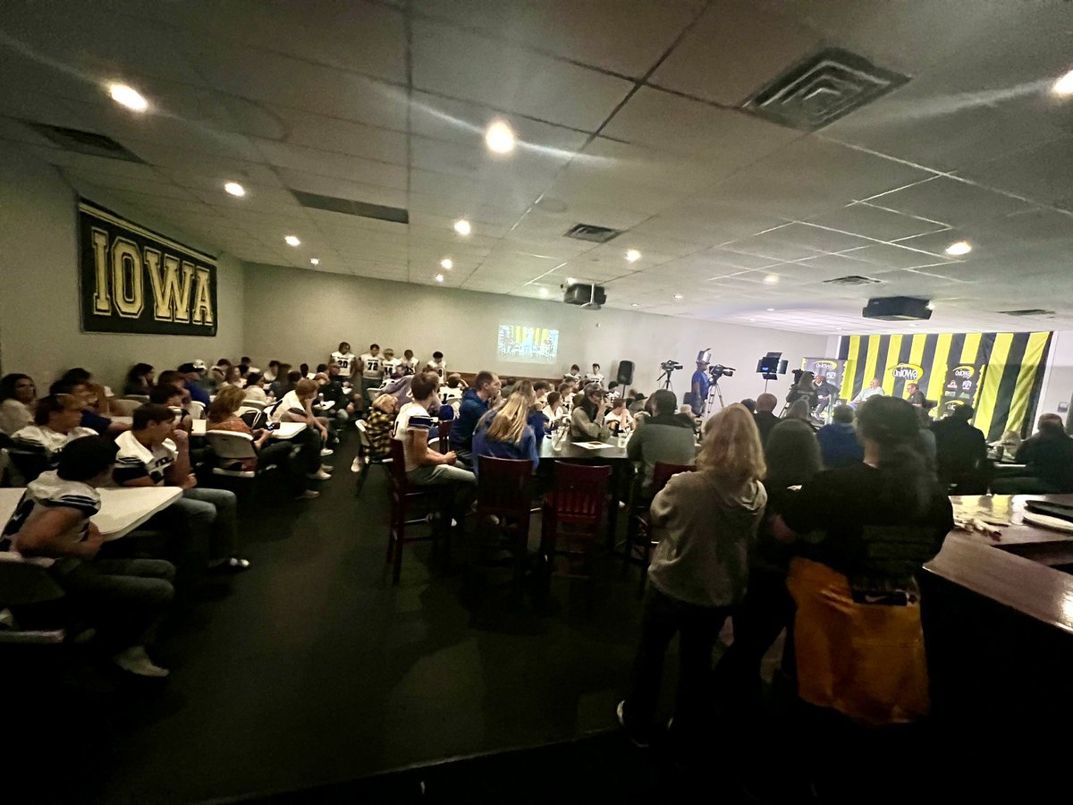 CCAClipperFB's tweet image. Thank you to Scott Saville and 9.2 for inviting us to ONIowa Live.  @KCRG_Sports  @SavilleSez