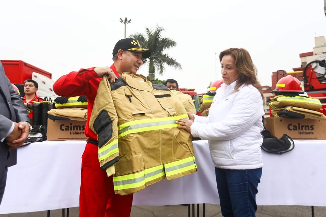 paolobenza's tweet photo. #Urgente ¡Ni los bomberos se salvan!

Los bomberos están sacando de circulación los equipos de protección personal (EPP) que el mes pasado les entregó Dina Boluarte, porque descubrieron que no cumplen su función. Alumnos que los usaron en una prueba salieron con quemaduras (1/6) https://t.co/a7mnhp3NIl