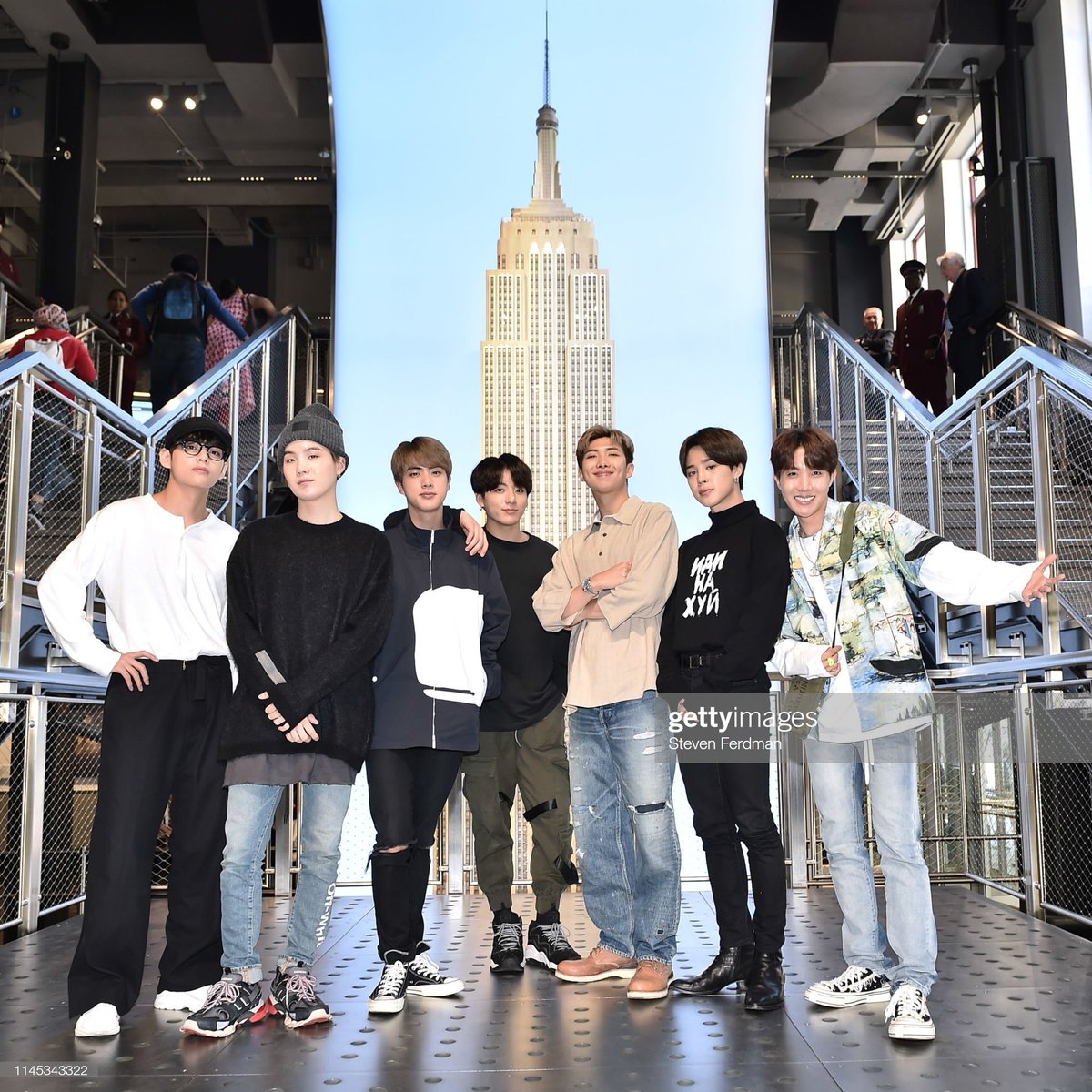 pjmnsssi's tweet photo. lights up the empire state building by BTS and SVT 💜🩵🩷 https://t.co/RIkYrPPIgr