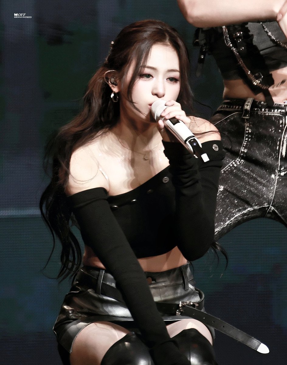ahyeonpicture's tweet photo. she was BORN to be a star https://t.co/whhm2REOKf
