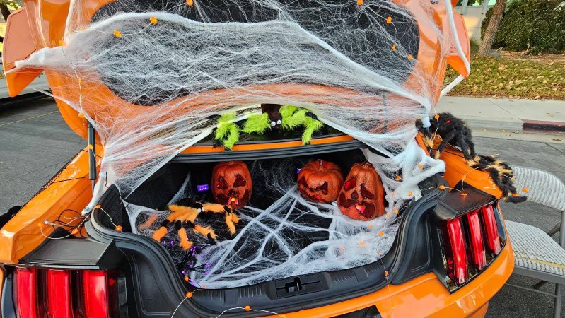 Raceway Ford’s spooky Pony is all set up and ready for the Moreno Valley Sheriff’s Trunk or Treat tonight! Be sure to stop by, say hi and grab a treat!! 🎃🎃🎃👻💀🧛🏻‍♀️🧟‍♀️🧌