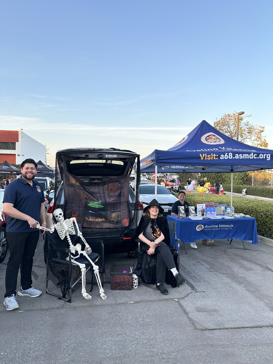 AsmValencia's tweet photo. 👻 #TeamValencia participated in the Ronald House OC and City Of Orange PD Trunk or Treat recently! Hundreds of parents and kids in costumes came by to get some sweet treats and find access to state resources. We loved everyone’s costumes and appreciate everyone who came by! https://t.co/mUTAxTOo2h