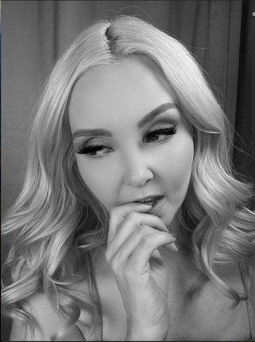 1 pic. Lost in thought.. Thinkin about that DICK https://t.co/I20UxnWsBD