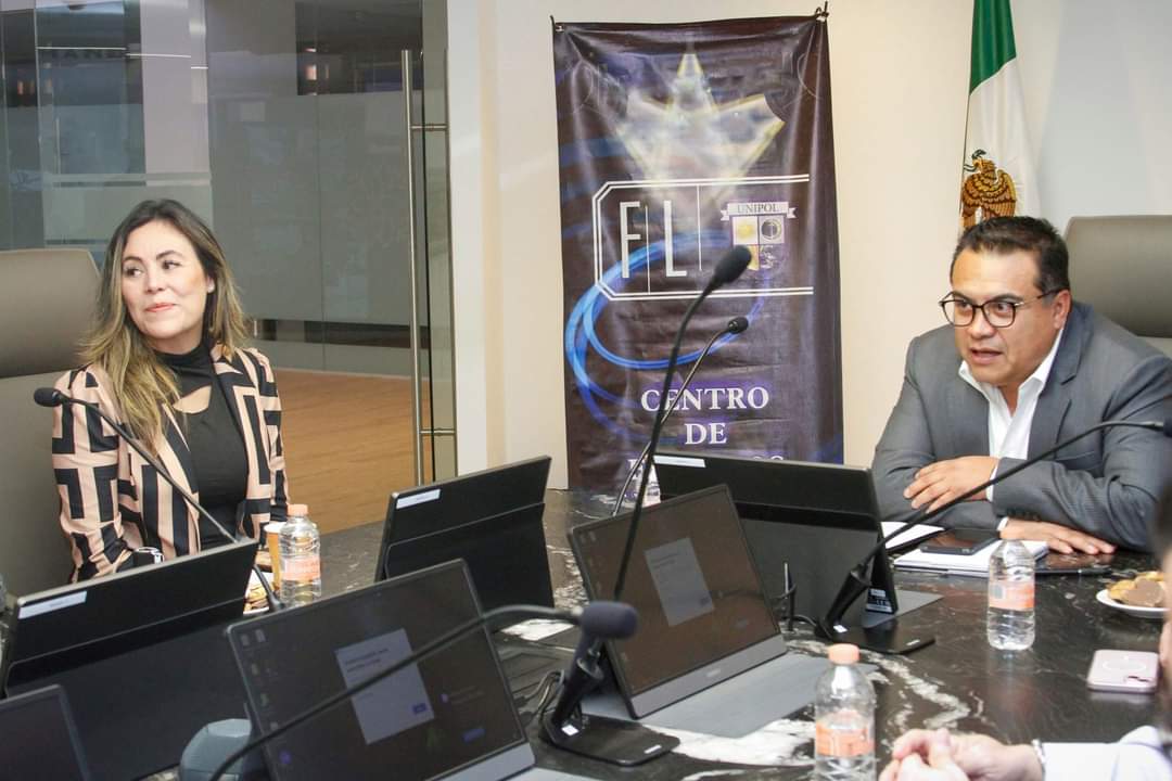 SESESP_Tlaxcala's tweet photo. ✍️🏻✅️ Firmamos un #convenio entre el @SESESP_Tlaxcala y la Universidad Nacional Policial #UNIPOL, con el compromiso de #profesionalizar a nuestro equipo de trabajo a un nivel superior, abriéndoles las puertas a #licenciaturas, #especialidades, #maestrías y #doctorados.👩🏻🏫👨🏻🏫 https://t.co/U0wZDrJG9B