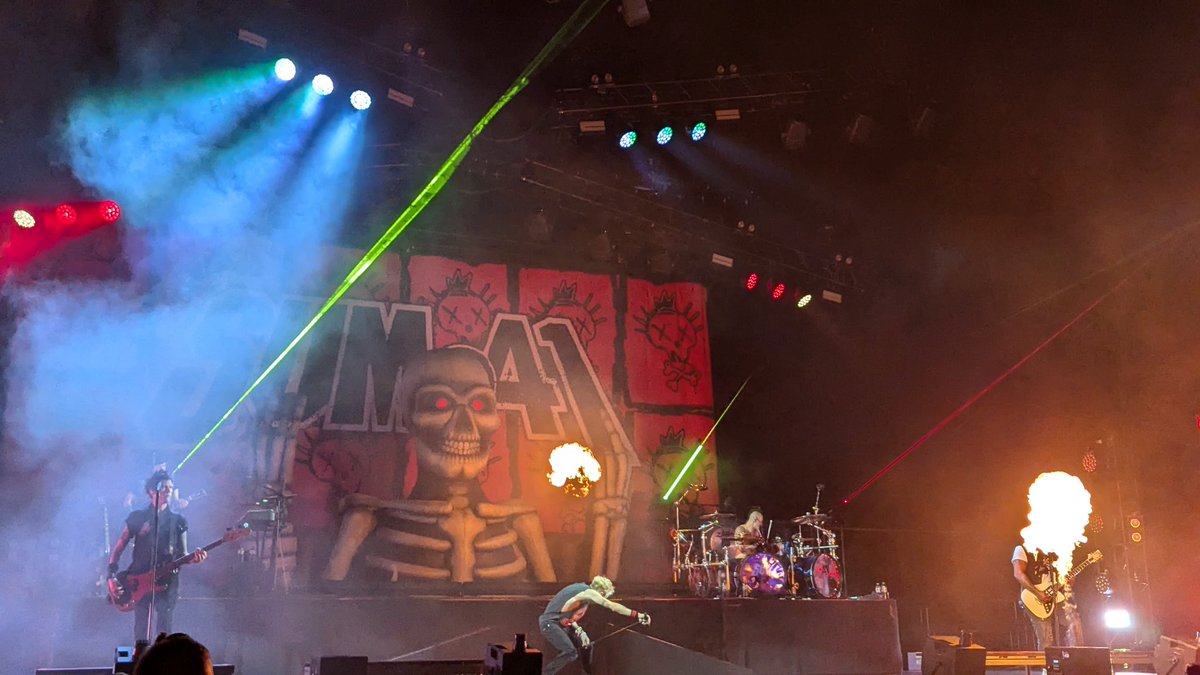 mattybonney's tweet photo. Oh no @davebrownsound is on fire @Sum41 https://t.co/Xh71xtsQVX