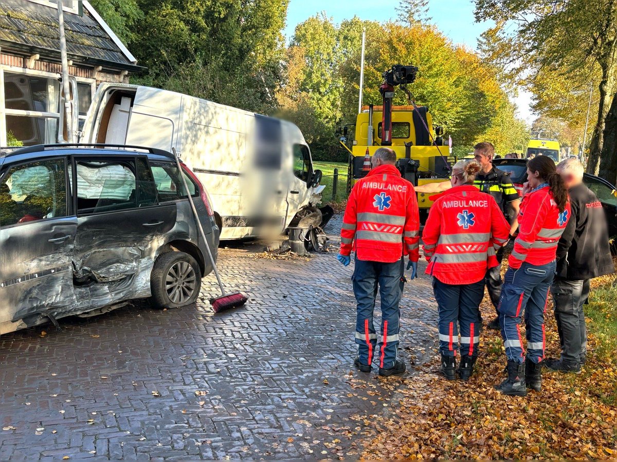 Drie voertuigen beschadigd bij flinke aanrijding op de Hauwert
