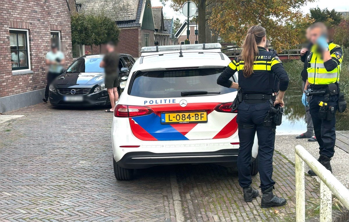 Automobilist aangehouden na botsing tegen woning in Opperdoes