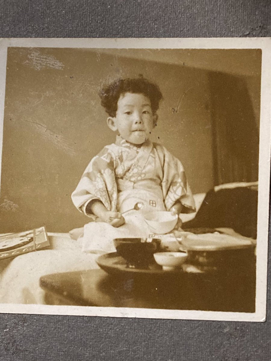 昭和22年に若くして亡くなった祖父のアルバムを発掘しました。昭和10年前後の父娘写真。 
