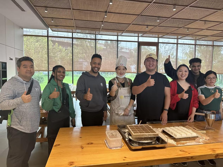 HRegionen's tweet photo. #TaiyuanInDenAugenInternationalerBlogger
#ReisfeldparkTaiyuan
Die dritte Staffel der Veranstaltung „Taiyuan in den Augen internationaler Blogger“ – die internationalen Kommunikationsaktivitäten unter dem Leitgedanken „Schönes Taiyuan – eine lebenswerte, wirtschaftsfreundliche und touristenfreundliche Stadt“ – führte die Teilnehmenden in den Taiyuan-Reisfeldpark. Der Reisfeldpark Taiyuan dient als Modellprojekt für die ländliche Erneuerung in der neuen Ära und bietet eine immersive Erfahrung der Reisanbaukultur im traditionellen Jin-Stil. Im Rahmen der Veranstaltung nahmen die Blogger begeistert an Aktivitäten zu den Volksbräuchen teil. Diese Initiative leistet einen starken Beitrag zum Ausbau der kulturellen und touristischen Stadtentwicklung Taiyuans. Zukünftig wird Taiyuan weiterhin seine internationale Präsenz verstärken und die einzigartigen ökologischen und kulturellen