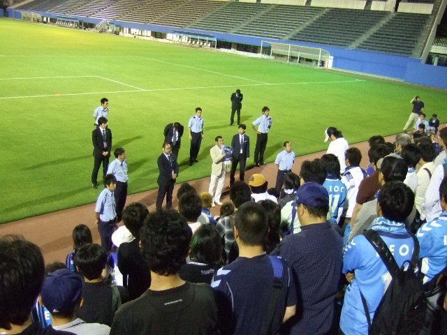 leon1220's tweet photo. 岡山戦後、ブリオベッカ浦安との練習試合に快勝！相手の監督は2008年の監督だった都並さんで思い出すのはJ 2に降格した挙句、6月に6連敗して、ゴール裏に監督を呼び出した時のこと。都並さんの「俺を信じてくれ」の一言で何とか収拾。
こういう歴史の積み重ねがあっての今がある　#yokohamafc https://t.co/BuVHdL02nh