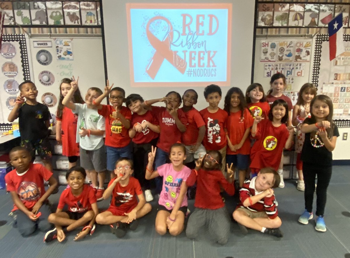 katie_counselor's tweet photo. Life Is A Movie, Film Drug Free 🎥🎞️
Smith Elementary kicked off Red Ribbon Week by wearing red and pledging to make paws-itive choices.🐾❤️ #smithstars #princetonisd #RedRibbonWeek https://t.co/t0oMdkndrC