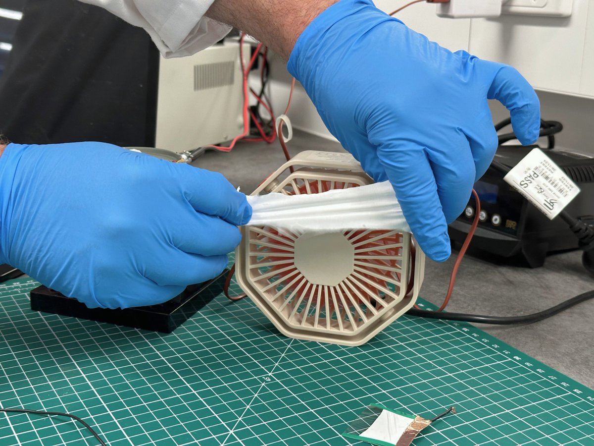 RMIT's tweet photo. This new invention turns packaging waste into a device that can harvest static #electricity from motion and wind. ⚡️🎈

Learn More: https://t.co/FGybbxaYuP https://t.co/ZvlqqOtfc6
