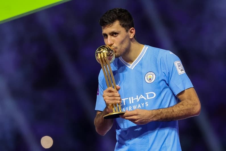SPFutDepre's tweet photo. o ceni de 2005 fez uma temporada melhor que a do rodri 2023/24. https://t.co/4NcUNgxZ3p