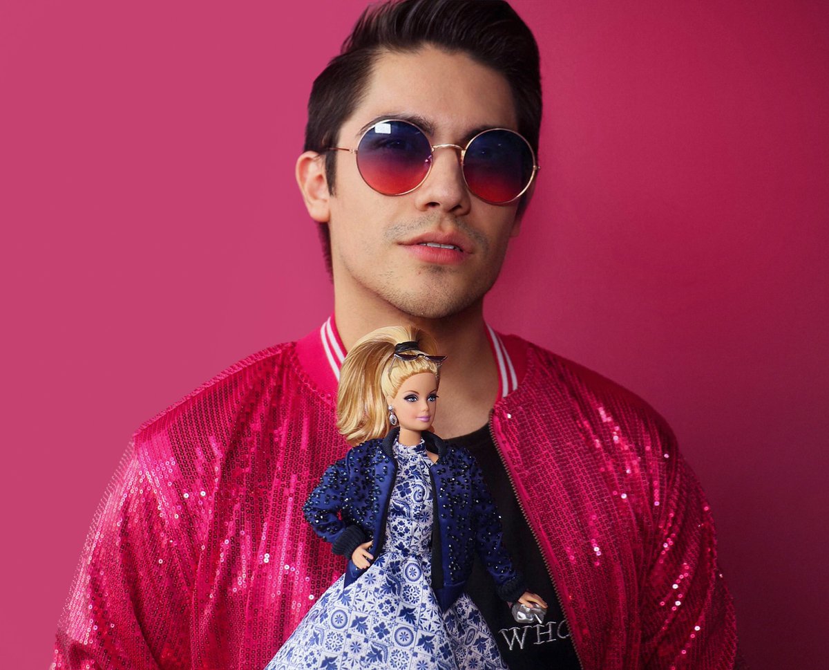 AlanMike's tweet image. Que mi trabajo ahora me permita crear outfits para Barbie en una exposición de coleccionistas, es un abrazo bonito al Alan de niño que no le dejaban jugar a vestirlas porque “eso es para niñas” 🩷 #barbie #barbiecollector