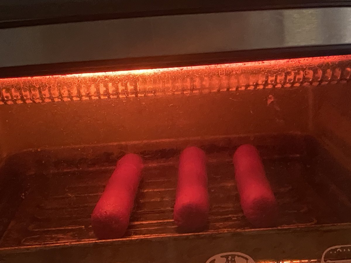 arfarfoink's tweet photo. guys pakibantayn hotdogs ko baka masunog https://t.co/88p6cK76PH