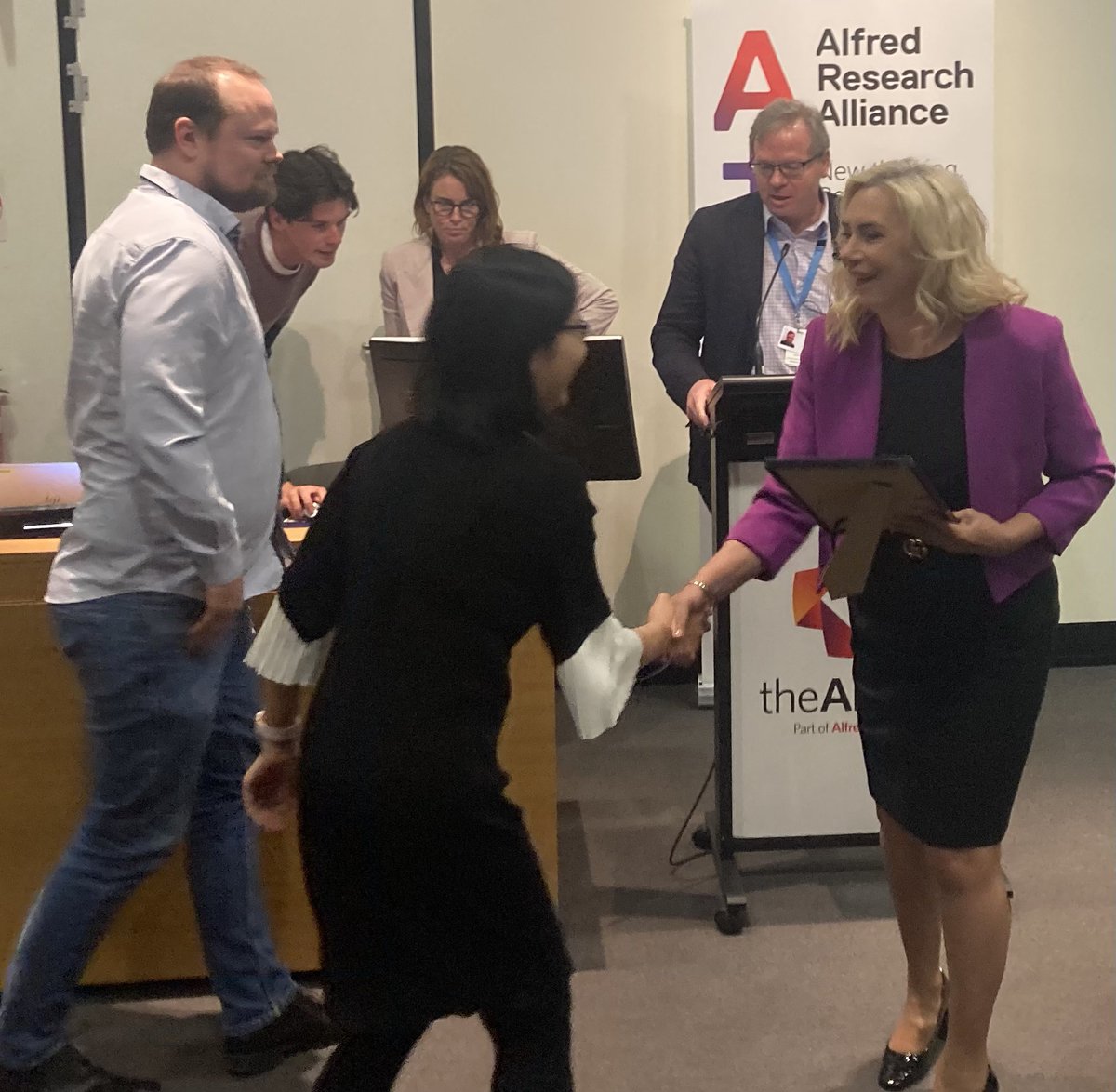 Congratulations to <a href="/ZhoujieDing/">Zhoujie Ding</a> and @Robinsonmarcusj @Monashimmunol on their Alfred Research Alliance Prize for basic science for: 

“Intrinsically determined turnover underlies broad heterogeneity in plasma-cell lifespan”

Here they are receiving their award from Tracey Duffy