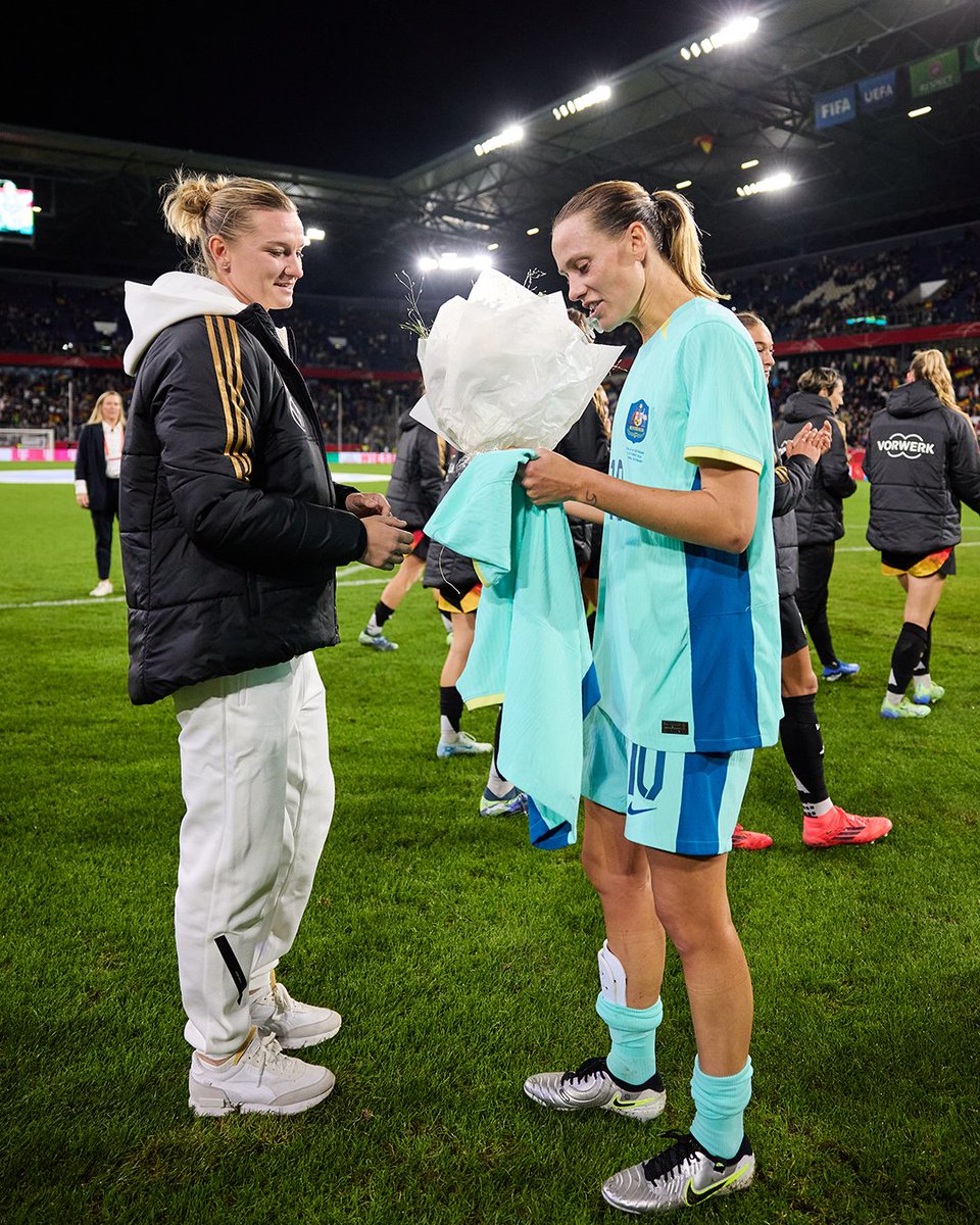 TheMatildas's tweet photo. Saying farewell to a legend 👏

Popp, it’s been a pleasure to play you over the years and to be involved in your final game for your country. Wishing you all the best in your retirement! 🇦🇺❤️🇩🇪

#Matildas #GERvAUS @DFB_Frauen https://t.co/QHiSbHCwMj