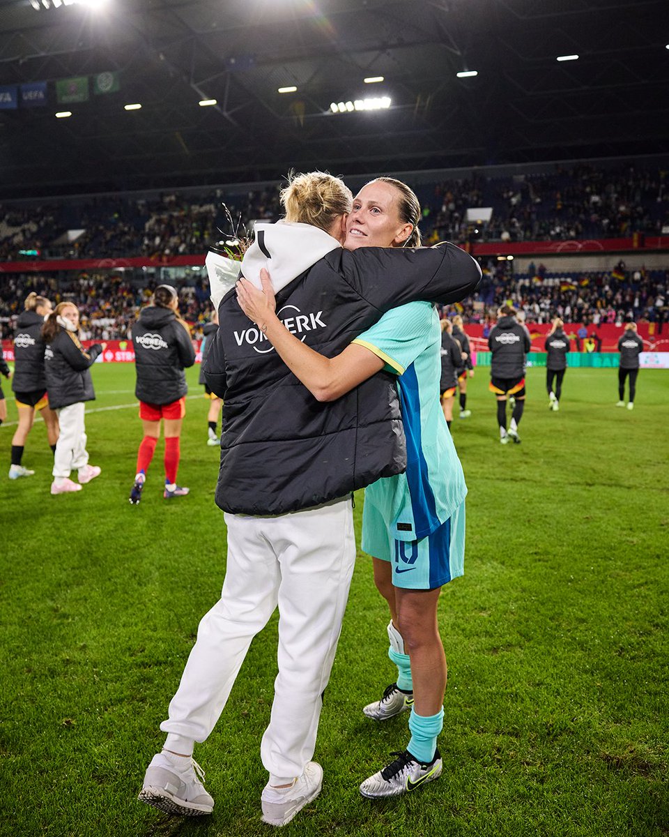 TheMatildas's tweet photo. Saying farewell to a legend 👏

Popp, it’s been a pleasure to play you over the years and to be involved in your final game for your country. Wishing you all the best in your retirement! 🇦🇺❤️🇩🇪

#Matildas #GERvAUS @DFB_Frauen https://t.co/QHiSbHCwMj