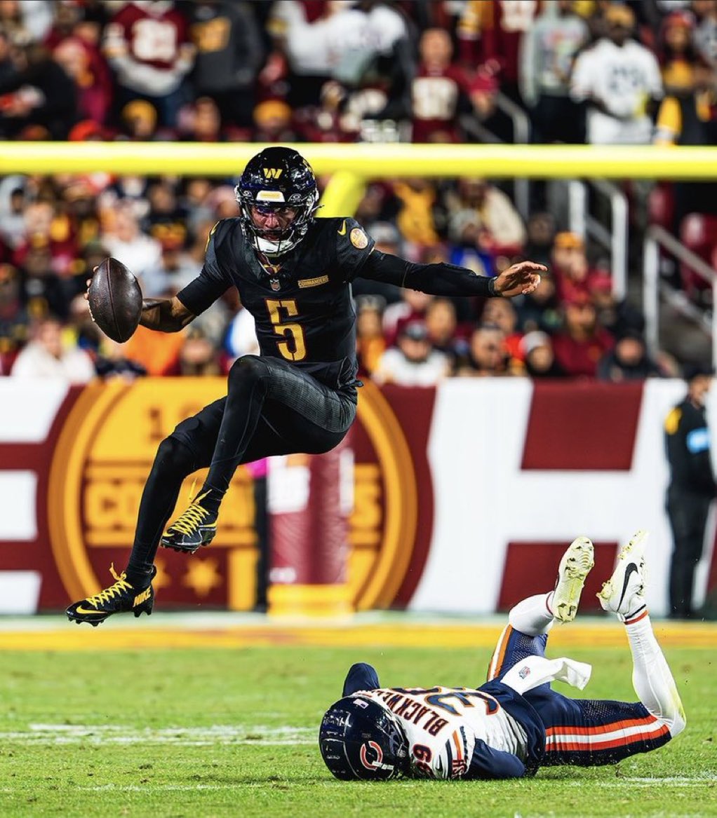 micfieldsmusic's tweet image. 📠 S/o to the photographer!

@JayD__5 is LIKE THAT.
#DQ is LIKE THAT.
#Witt is LIKE THAT.
#Kingsbury is LIKE THAT.
#AdamPeters is LIKE THAT.
The #HarrisGroup is LIKE THAT.
The #Commanders are SUPER LIKE THAT!!!
#WASvsCHI 2024 aka “THE BIG PAYBACK”!

#WeAreBACK
#HaiLyEaH

#FAX 🙏🏾