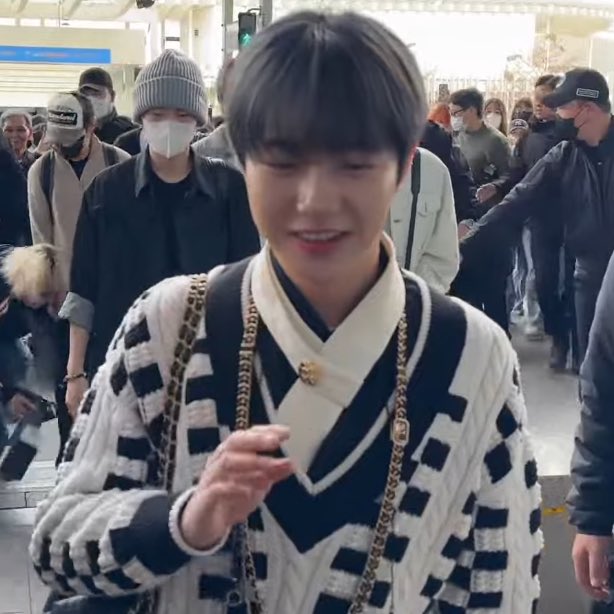 คือกุ ร้องไห้ คิดถึงมากกกกกก อินจุนเดินนำหน้ามาเลย แกลมกว่าเดิม Accessories จัดเต็ม คือ ร้องไห้ว่ะ ดูชุดน้อง 😭😭😭😭😭😭😭😭😭😭😭😭😭😭😭😭😭😭😭😭😭😭😭😭😭😭😭😭😭😭😭😭😭😭😭😭😭 ผมกะเปนลุกเกาลัด น่ารักมาก สวยมากกกกกกกกกกกกกกกกก ติดแกลมแบบอัพเลเวล ยิ้มแย้มแจ่มใส่ ใจนี่สดใส