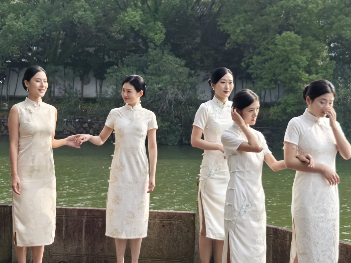 I met five cheongsam girls in Linhai East Lake
The white cheongsam is so elegant
Who is your best 100?
在临海东湖偶遇五位旗袍小姐姐
白色旗袍真的太优雅了
哪位是你心中好的100分呢？ https://t.co/5vT94b0H4T