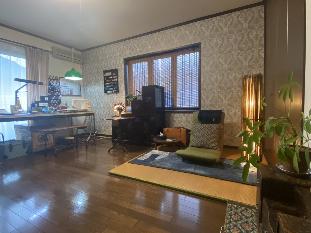 coruma_7's tweet photo. 本職の縫い物屋さんに
ちゃんと力入れていこうと思います。

アトリエ兼私のお部屋も壁紙変えてリフレッシュしたので気持ち切り変えて頑張ります。

過去の作品も少しづつアップしていきます。

やっぱり縫い物すき😊

#洋服仕立て屋
#リメイク
#リフォーム
#洋裁
#手芸
#お人形のお洋服
#お直し https://t.co/lt3GeViCja