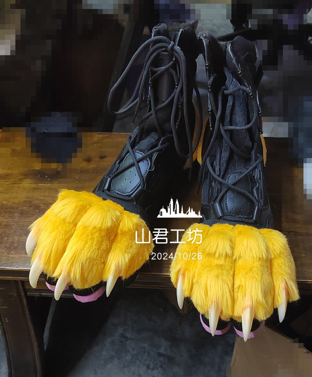 SHAN_JUN_'s tweet photo. The big cat paws shoes are priced at $275 (excluding handling and shipping)
in shoe size USA9.5/CHN44, please DM if you like
#山君工坊 #fursuit #furry #pawsshoes #fursuitforadopt https://t.co/TPUDlW5Ve2